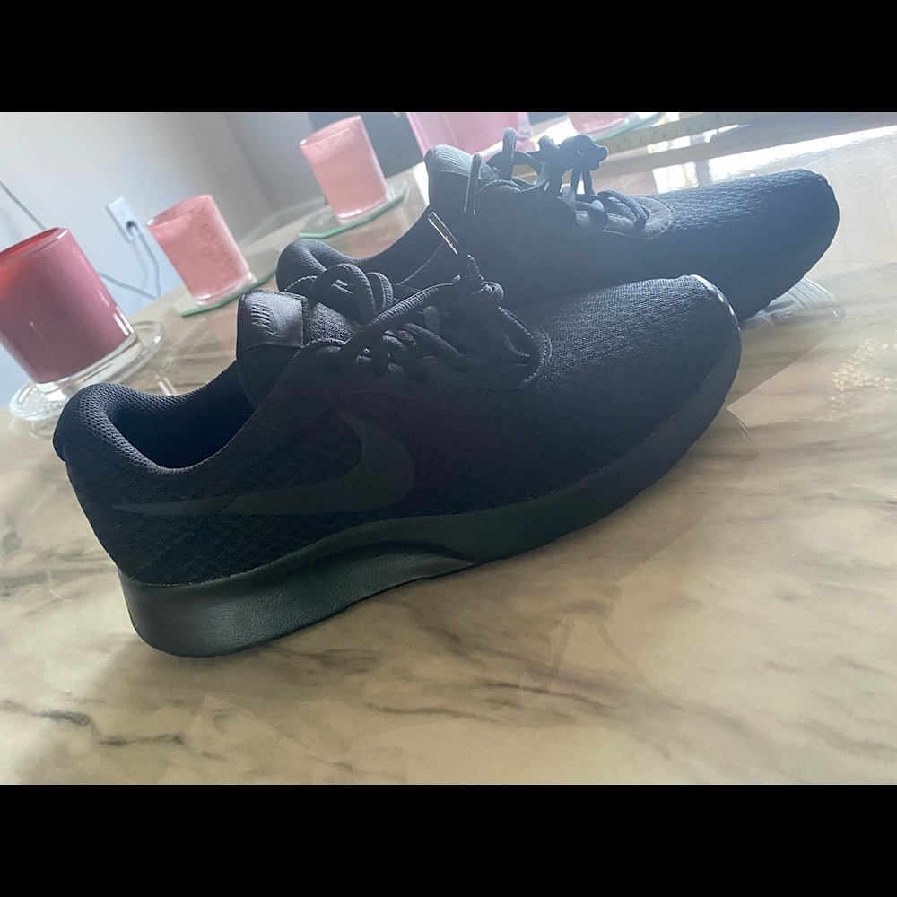 Brand new all black nikes size 8 in men’s